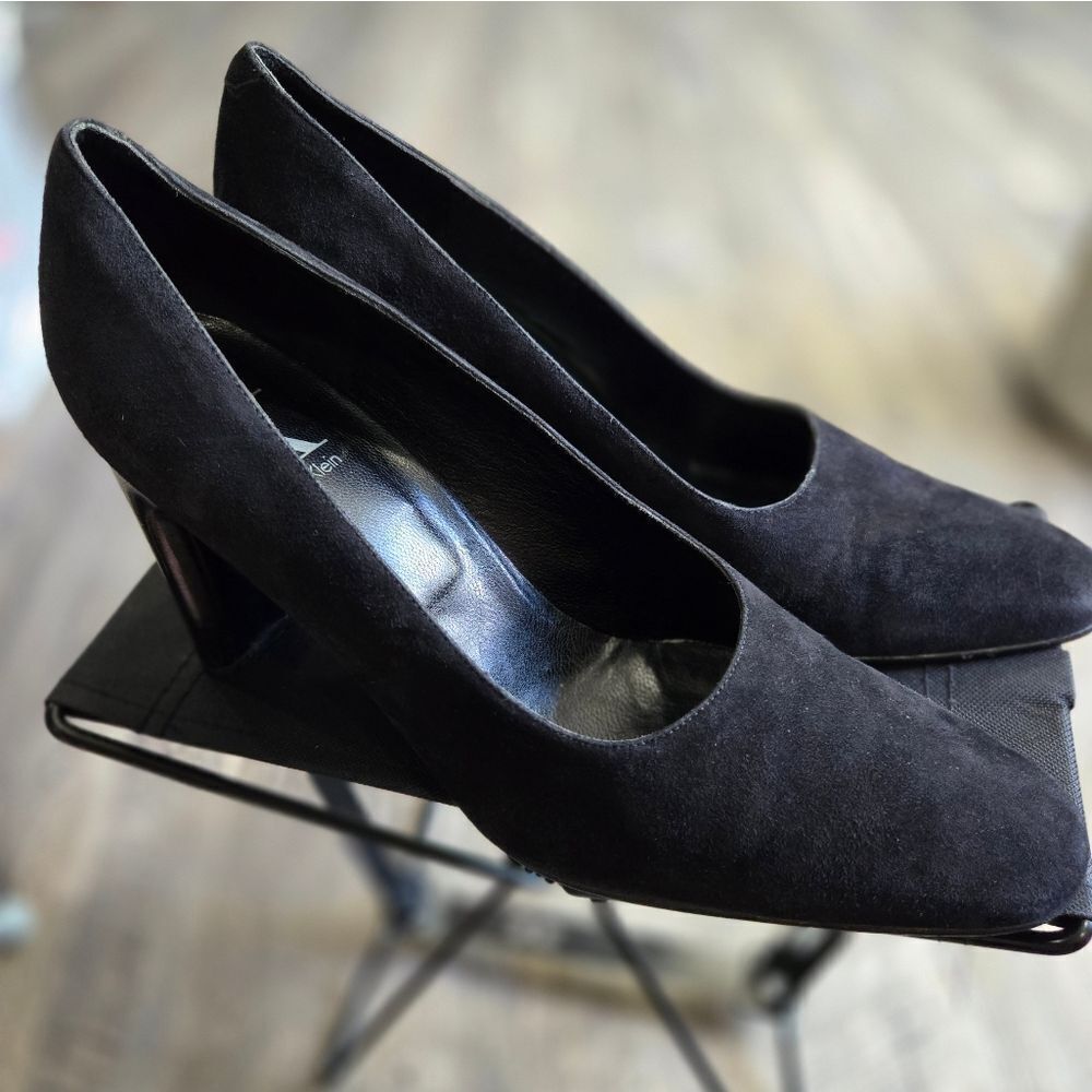 🐢 Calvin Klein Size 11 Suede pumps. Size 11 Classic!